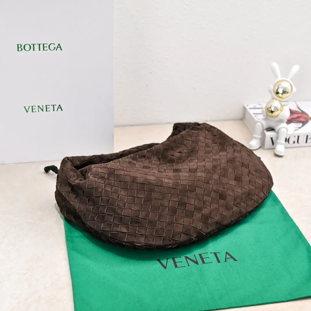 Batch 1960 #BV 𝗝𝗢𝗗𝗜𝗘# Street style’s new favorite fashionable large size 𝙟𝙤𝙙𝙞𝙚 It’s coming, it’s coming, it’s really coming! I have always thought that knitted BV is old-fashioned, until I met it - 𝙟𝙤𝙙𝙞𝙚, I realized that the original classic knitting elements and the new knot element design can be so fashionable! I have to admire Daniel Lee’s design talent! Large capacity to meet daily needs! Fashionable and versatile, it’s perfect for concave shapes, take it out to hit the streets! Size: 48*40*16 Style number: 6698